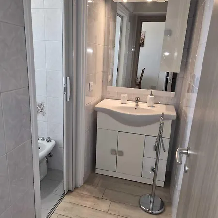 Check-inganni, Sopra La Metropolitana Fianco Cdi Apartament Mediolan